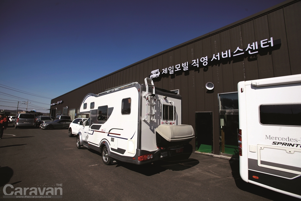 AS를 위해 직영 서비스센터를 찾은 캠핑카와 출고를 위한 작업이 한창인 센터