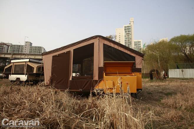 파티오 에어5의 전면에서 바라본 모습, 전면부 수납 공간도 상당히 넓은 적재 공간을 보인다