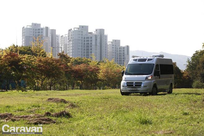 스타카라반을 통해 국내에 첫 출시된 북미 스타일의 모터홈 ROADTREK ZION SRT