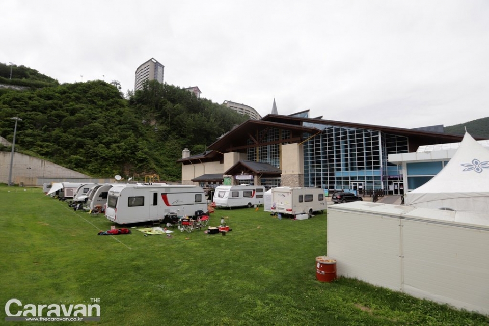 1번, 16번 사이트에서 바라본 캠핑장, 우측에 개수대와 분리수거 시설 등이 마련되어 있다