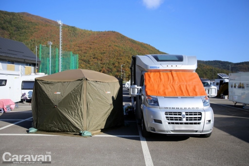 RVing에 있어 꼭 실내에서만 활동하기엔 답답한 면과 모닥불 등을 위해 별도의 텐트를 설치하기도 한다