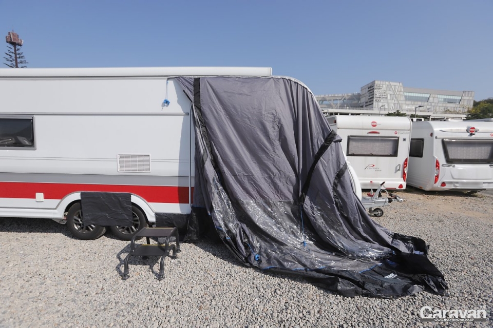 3미터 전후의 소형 텐트를 출입구에 설치해 활용하기 위한 테스트